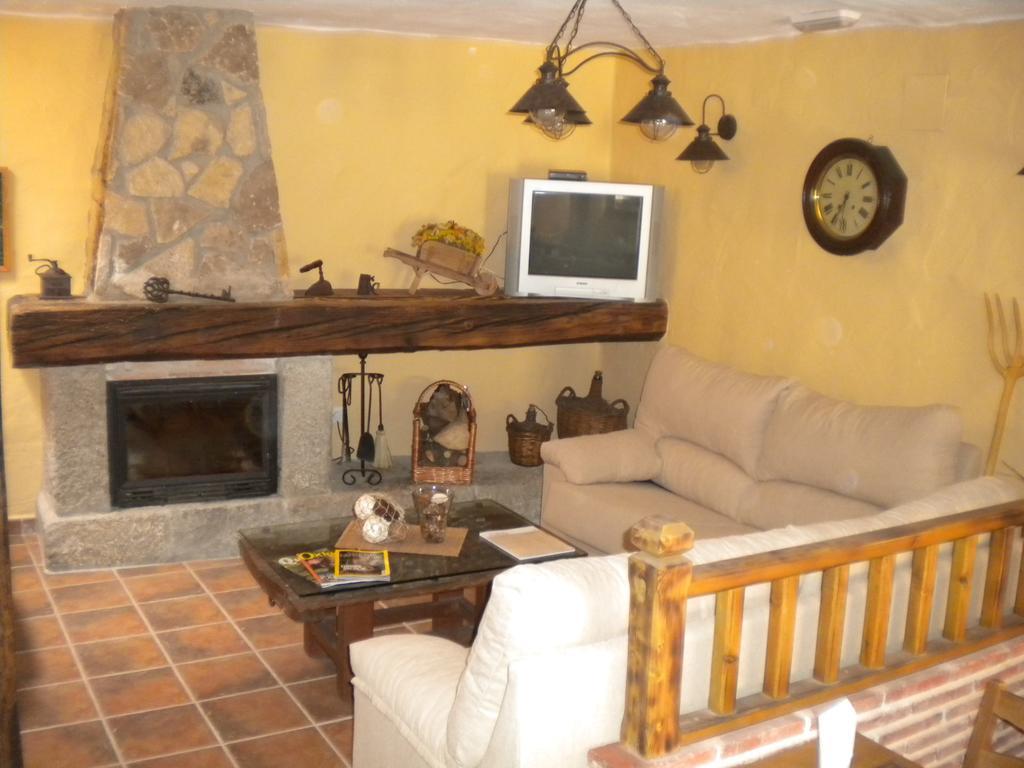 Hostal Rural Las Cuatro Calles San Martín del Pimpollar Екстериор снимка