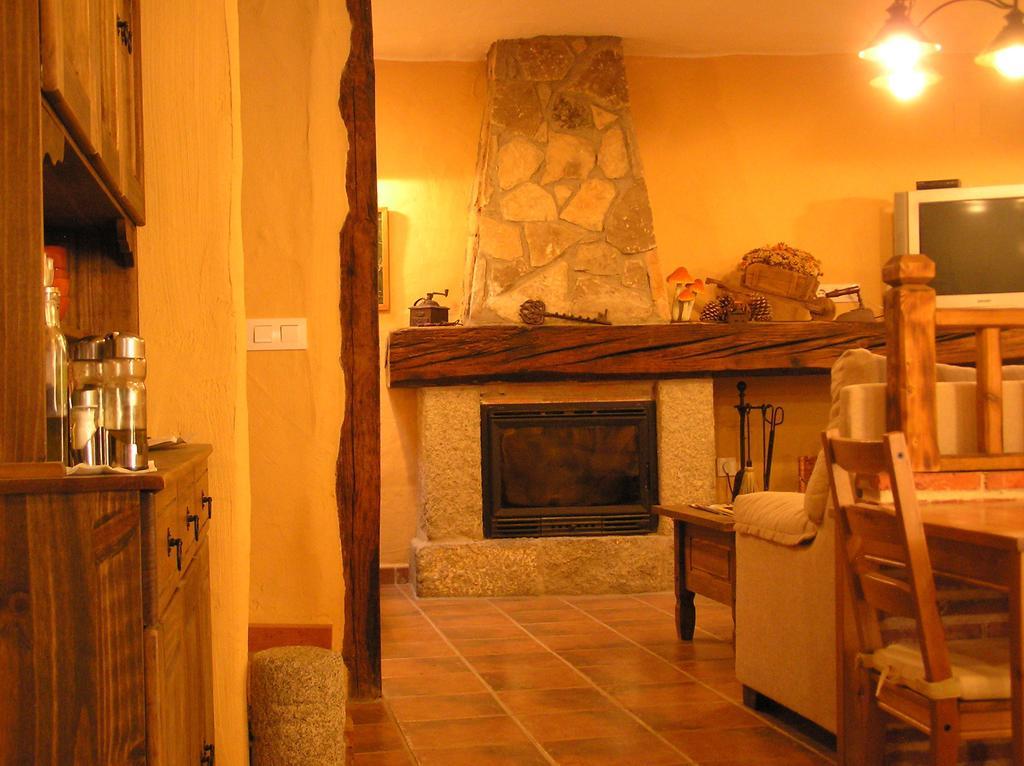 Hostal Rural Las Cuatro Calles San Martín del Pimpollar Екстериор снимка