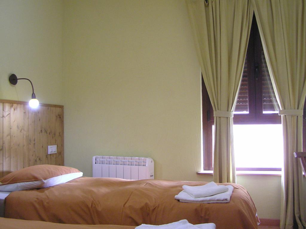 Hostal Rural Las Cuatro Calles San Martín del Pimpollar Екстериор снимка